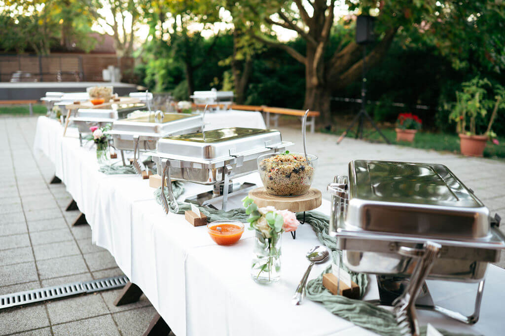 Feldíszített svédasztal a kertben.