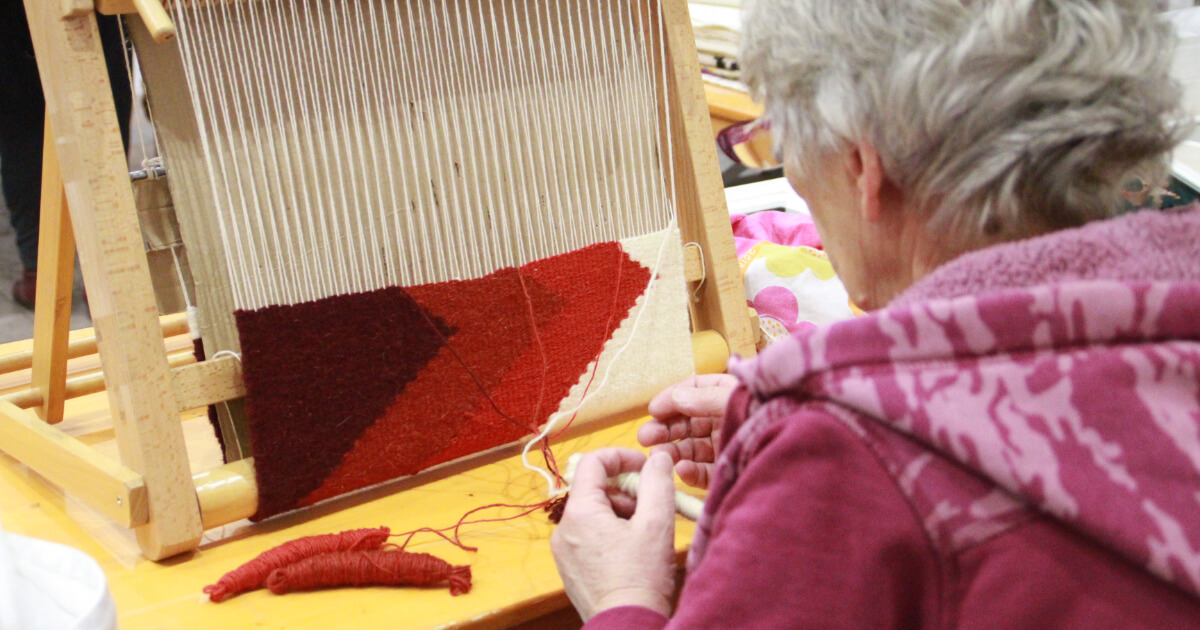 Kereten sző egy nő.